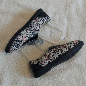 NWOT floral lace up shoes